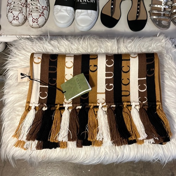 Gucci Accessories - Auth GUCCI NWT Stripes Logo Scarf Wrap